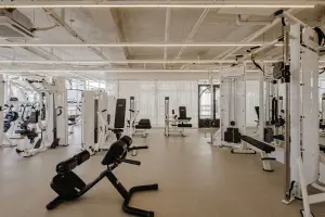 화이트톤 인더스트리얼 헬스장 웨이트존 인테리어